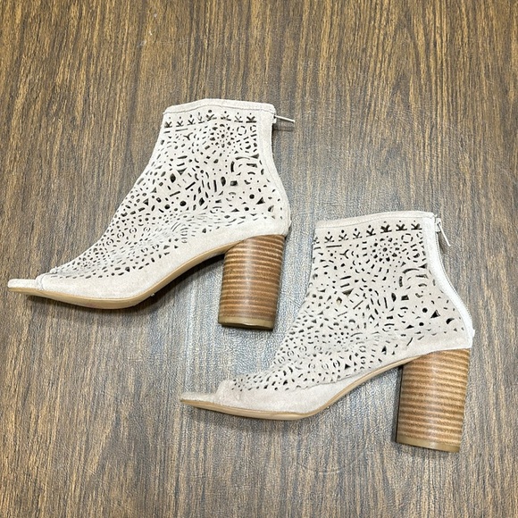 Gianni Bini Pomma Suede Laser Cut Booties, Taupe, Women’s size US 7.5 - Picture 3 of 8